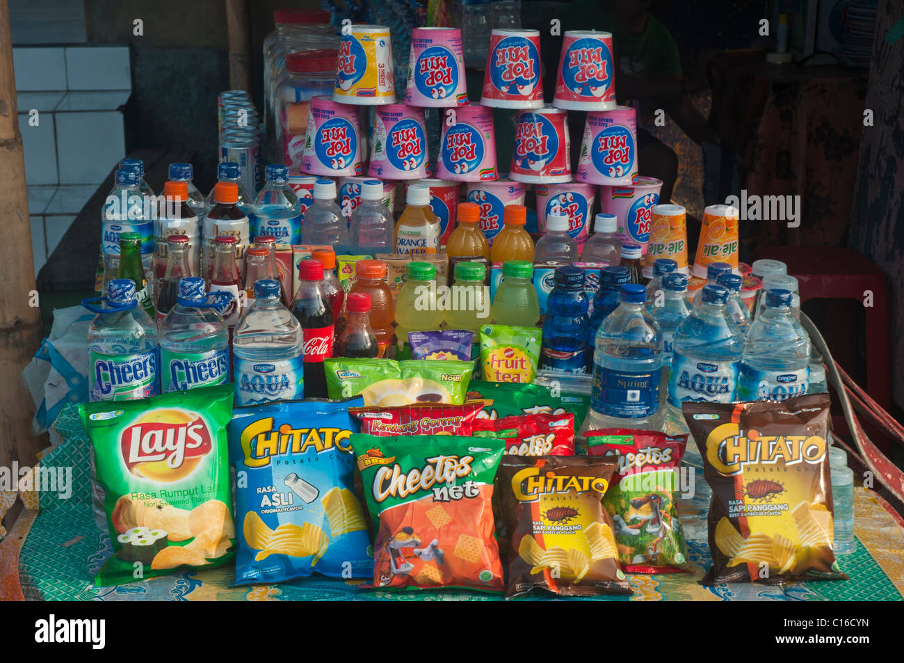 Snacks und Getränke auf dem Display an balinesischen warung Stockfoto