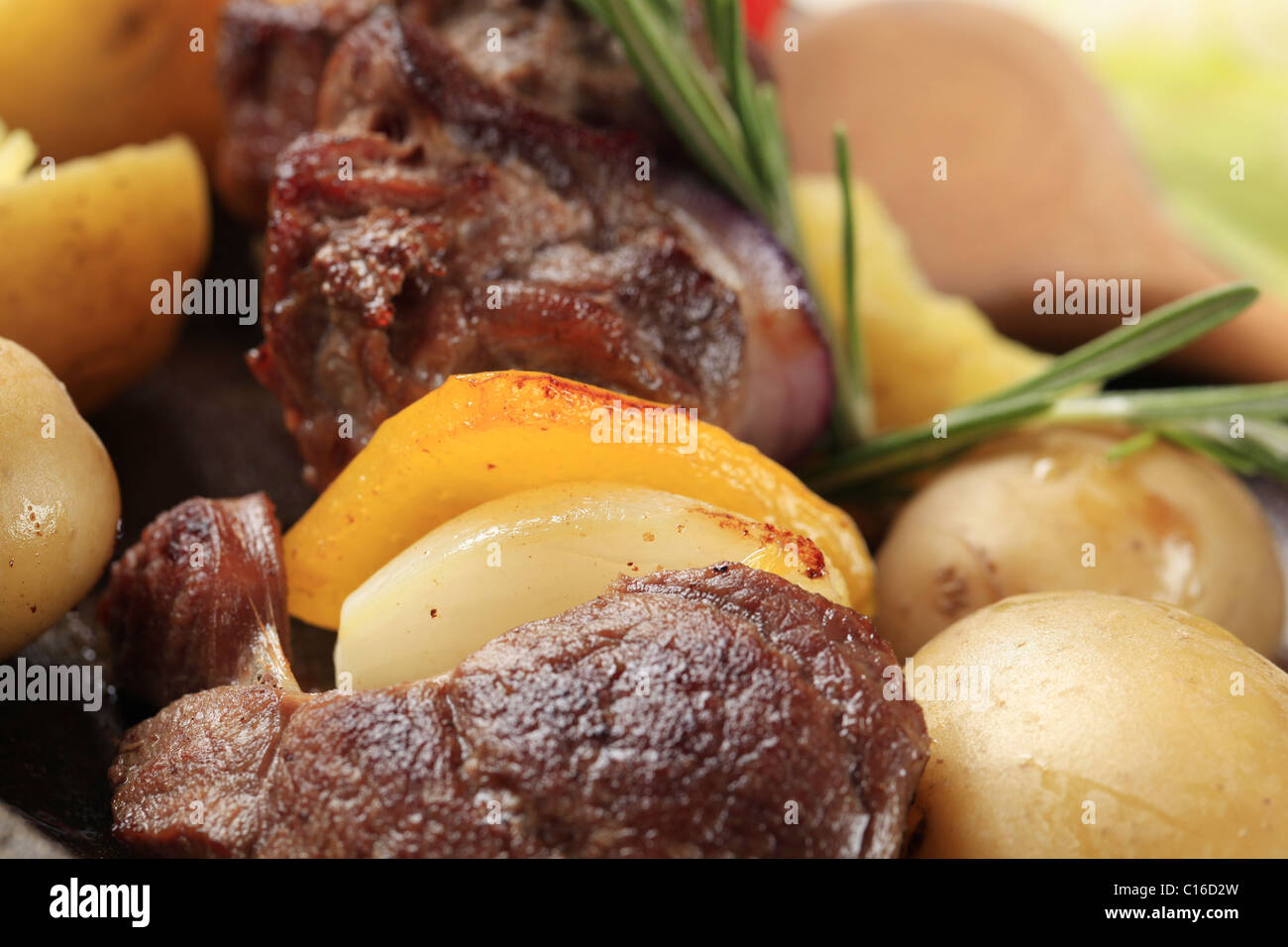 Rindfleisch-Schaschlik und neuen Kartoffeln Stockfoto