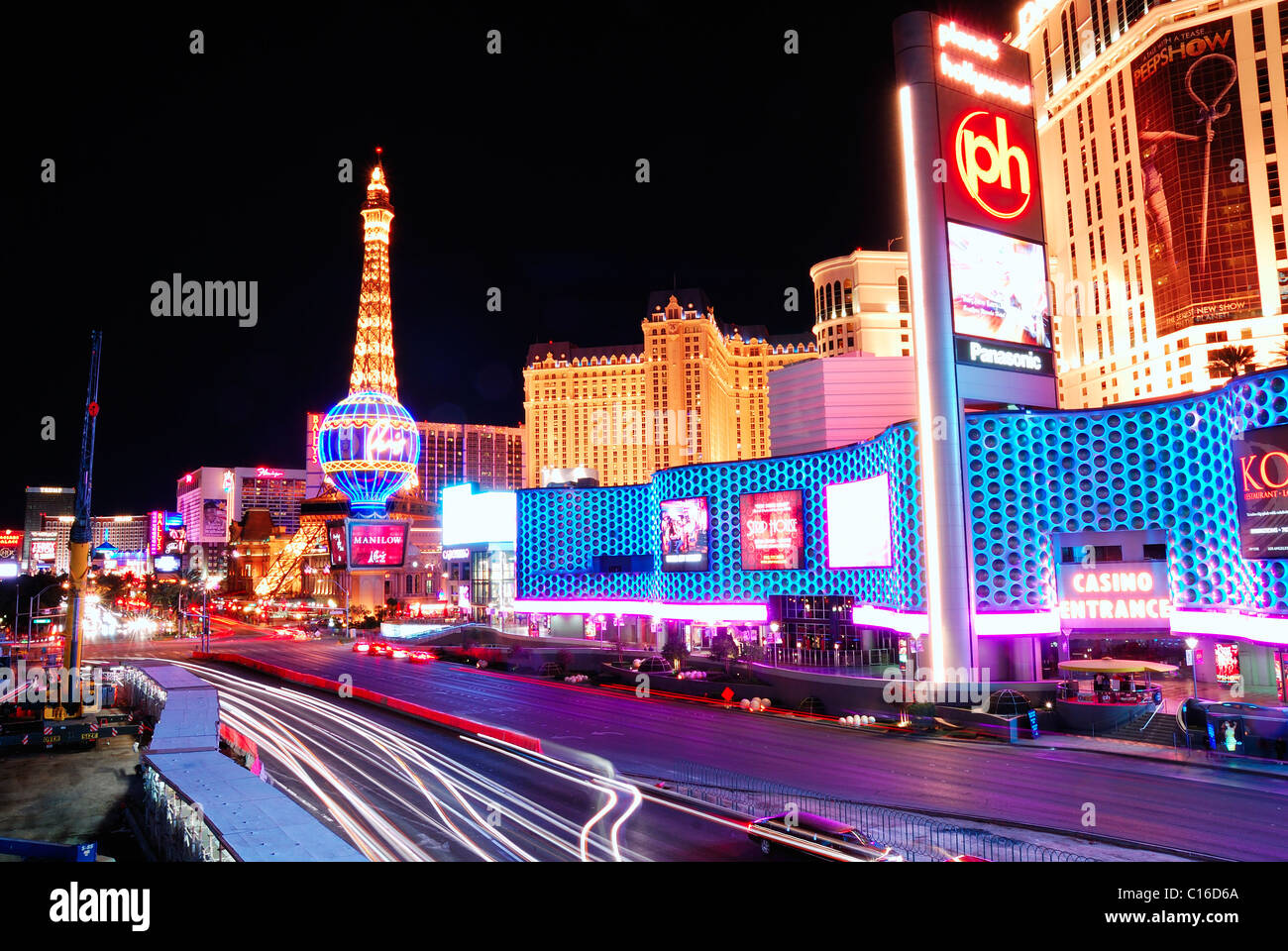 Las Vegas Strip bei Nacht mit Paris Hotel beleuchtet, Nevada. Stockfoto