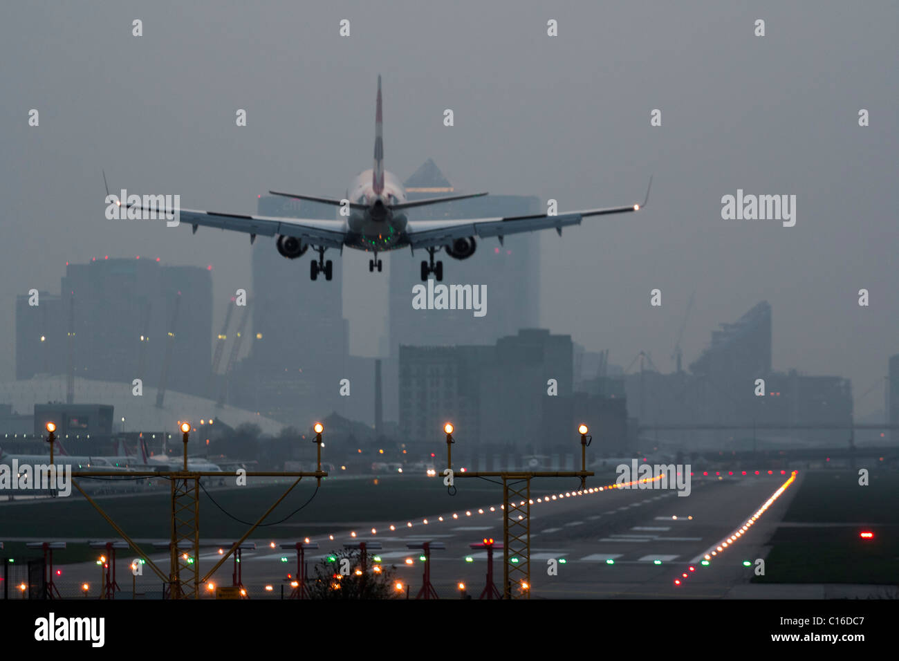 Airbus A318 Docklands - London City Airport - Landung Stockfoto