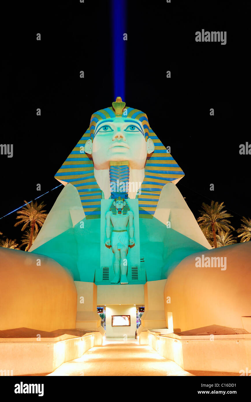 Statue der Sphinx Blau-Strahl aus Luxor Hotel Casino, Las Vegas, Nevada. Stockfoto