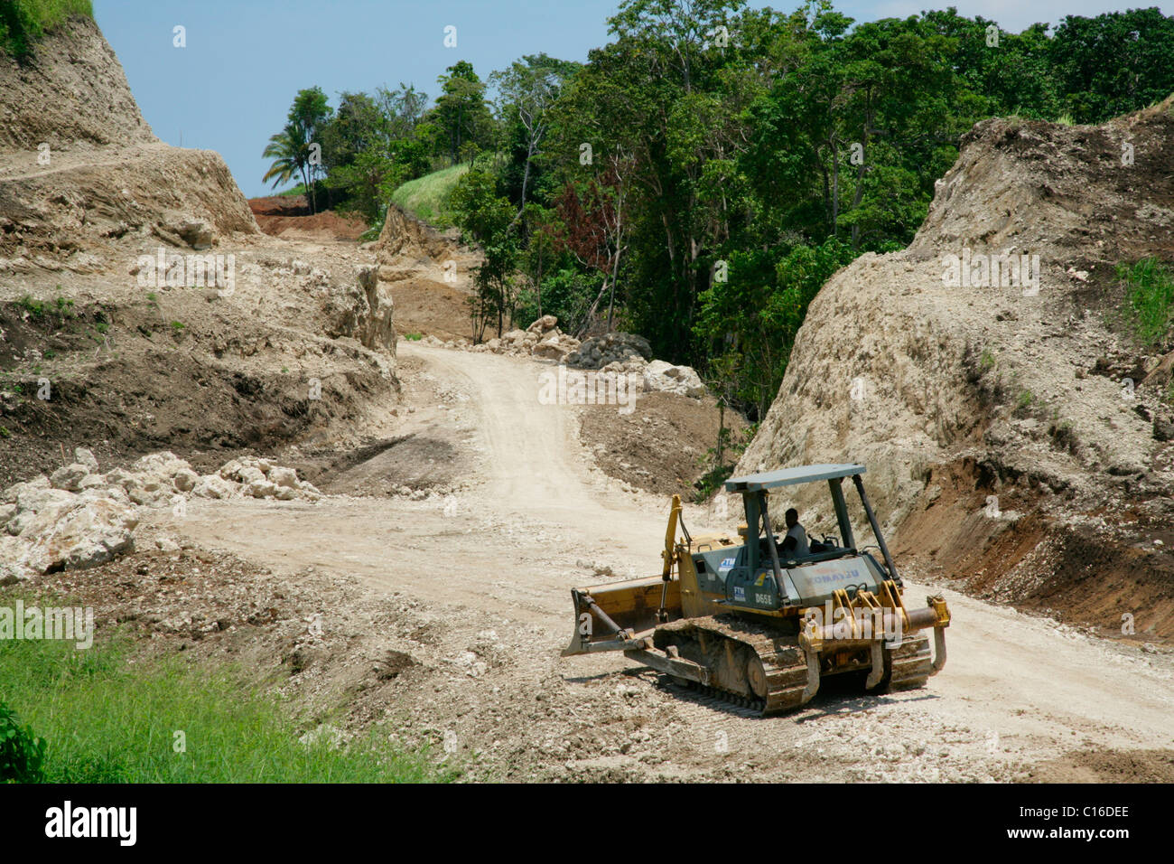 Bau einer Straße für die Raffinerie und Hafen der Ramu Nickel Mine, chinesische Bergbauunternehmen, Basamuk Bagger Stockfoto