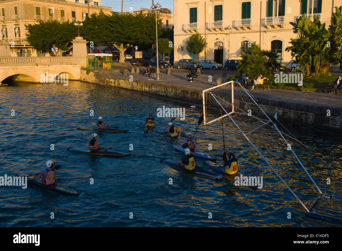 Kanu-Polo gespielt im Meer auf Ortigia Insel Sizilien Syrakus Italien Südeuropa Stockfoto