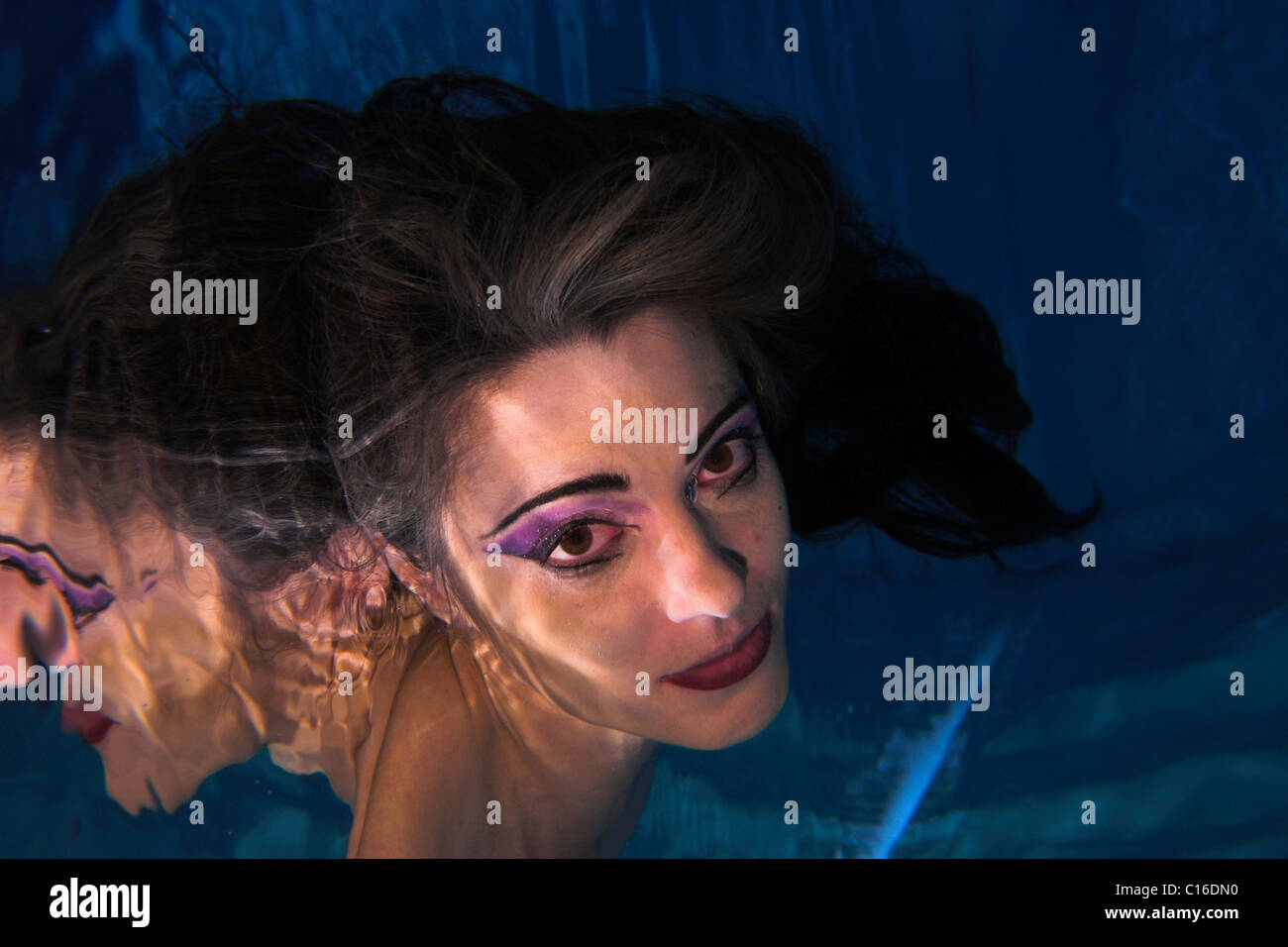 Unterwasser Porträt des Modells für die Atropos-Bilder Stockfoto