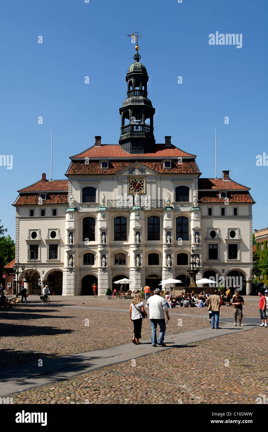 Rathaus mit Lunabrunnen Brunnen, Lüneburg, Niedersachsen, Deutschland, Europa Stockfoto