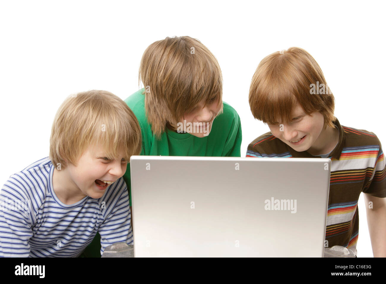3 jungen auf einem laptop Stockfoto