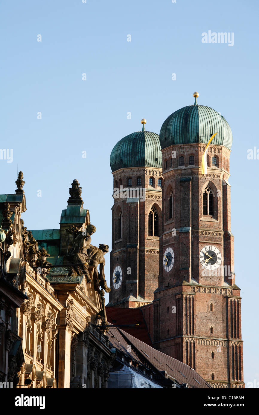 Palast in Kardinal-Faulhaber-Straße 10 und Frauenkirche Dom, München, Bayern, Deutschland, Europa Stockfoto