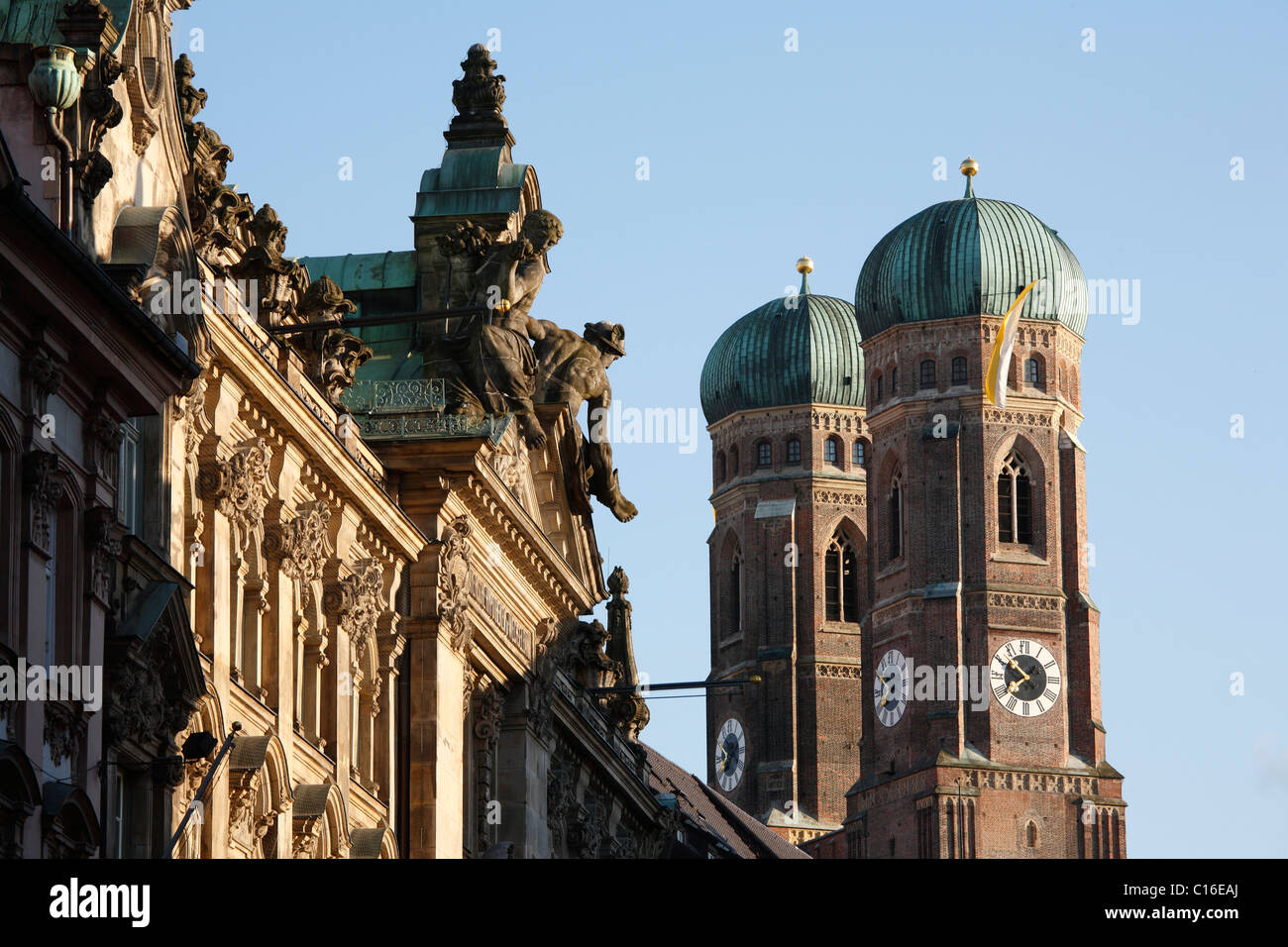 Palast in Kardinal-Faulhaber-Straße 10 und Frauenkirche Dom, München, Bayern, Deutschland, Europa Stockfoto