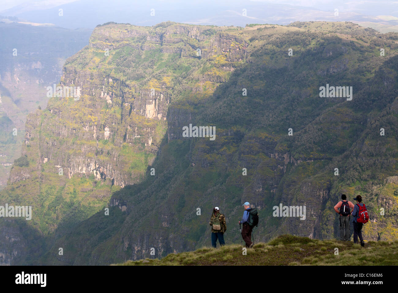 Wanderer in den Simien-Bergen in der Nähe von Sankaber Stockfoto