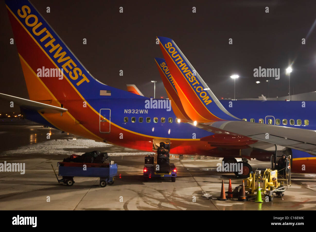 Detroit, Michigan - Southwest Airlines Flugzeuge in der Nacht in Detroit Metro Airport. Stockfoto