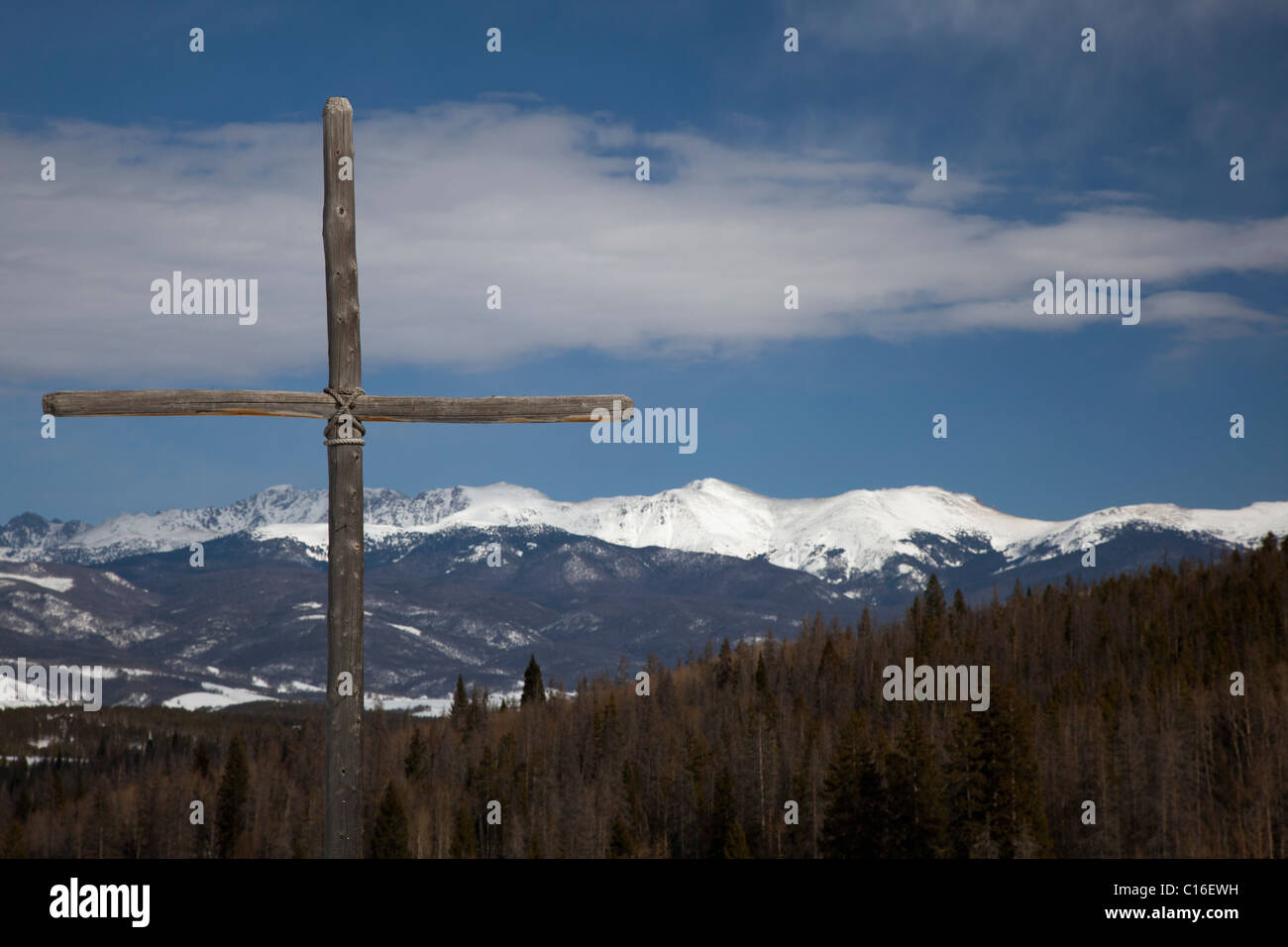 Ein hölzernes Kreuz auf einem Hügel am Snow Mountain Ranch Stockfoto