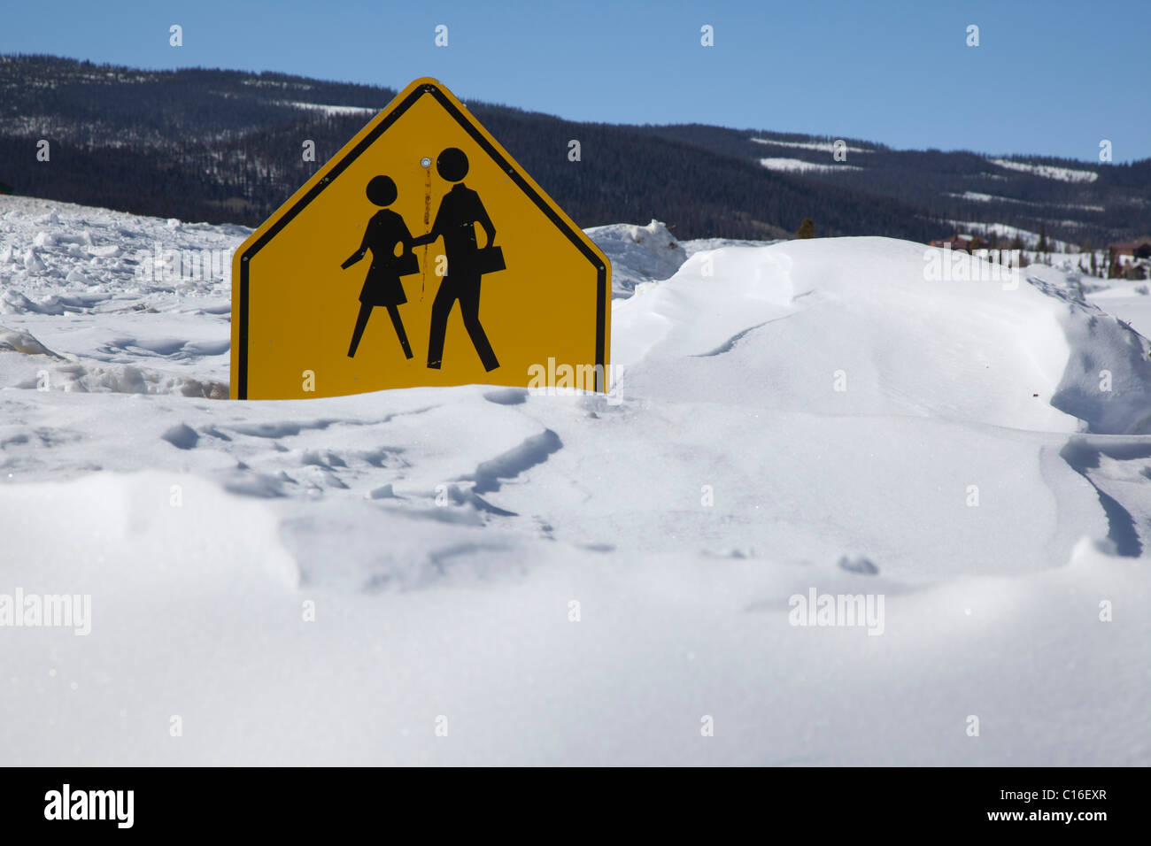 Granby, Colorado - Schule Kreuzung Zeichen ist fast durch tiefen Schnee in den Rocky Mountains begraben. Stockfoto