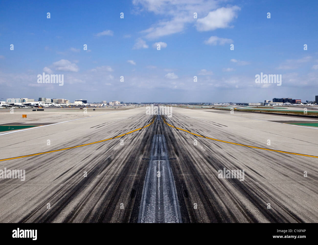 Verwenden Sie Start-und Landebahn schwer an einem der verkehrsreichsten Flughäfen Nordamerikas. Stockfoto