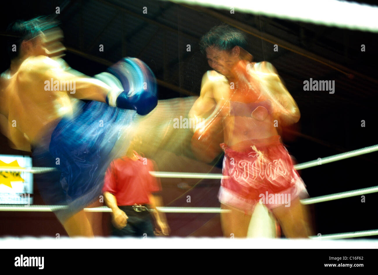 Thai-Boxer in den Ring, Patong, Insel Phuket, Thailand, Asien Stockfoto