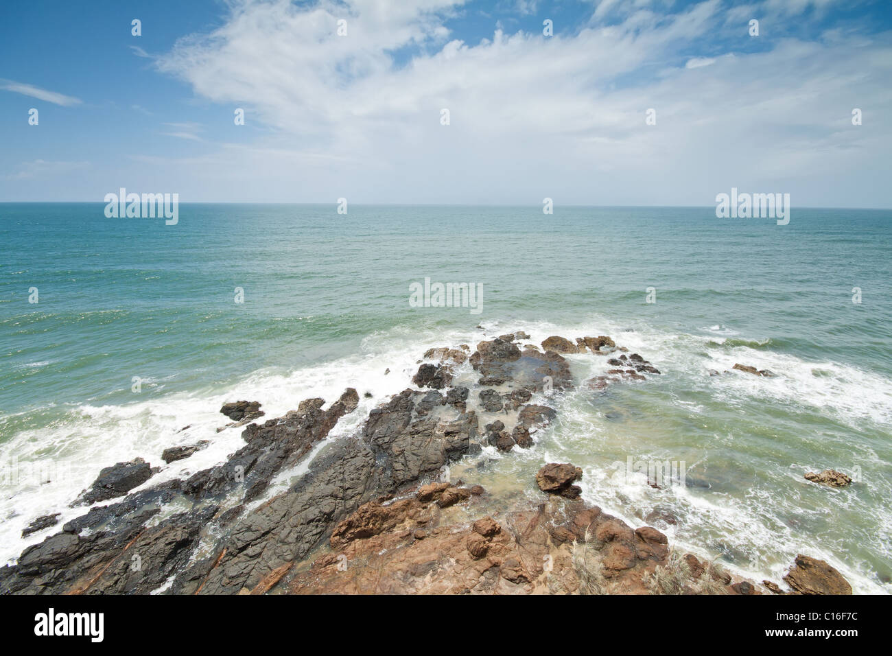 Meerblick von oben mit interessanten Wolkenbildung im Hintergrund Stockfoto