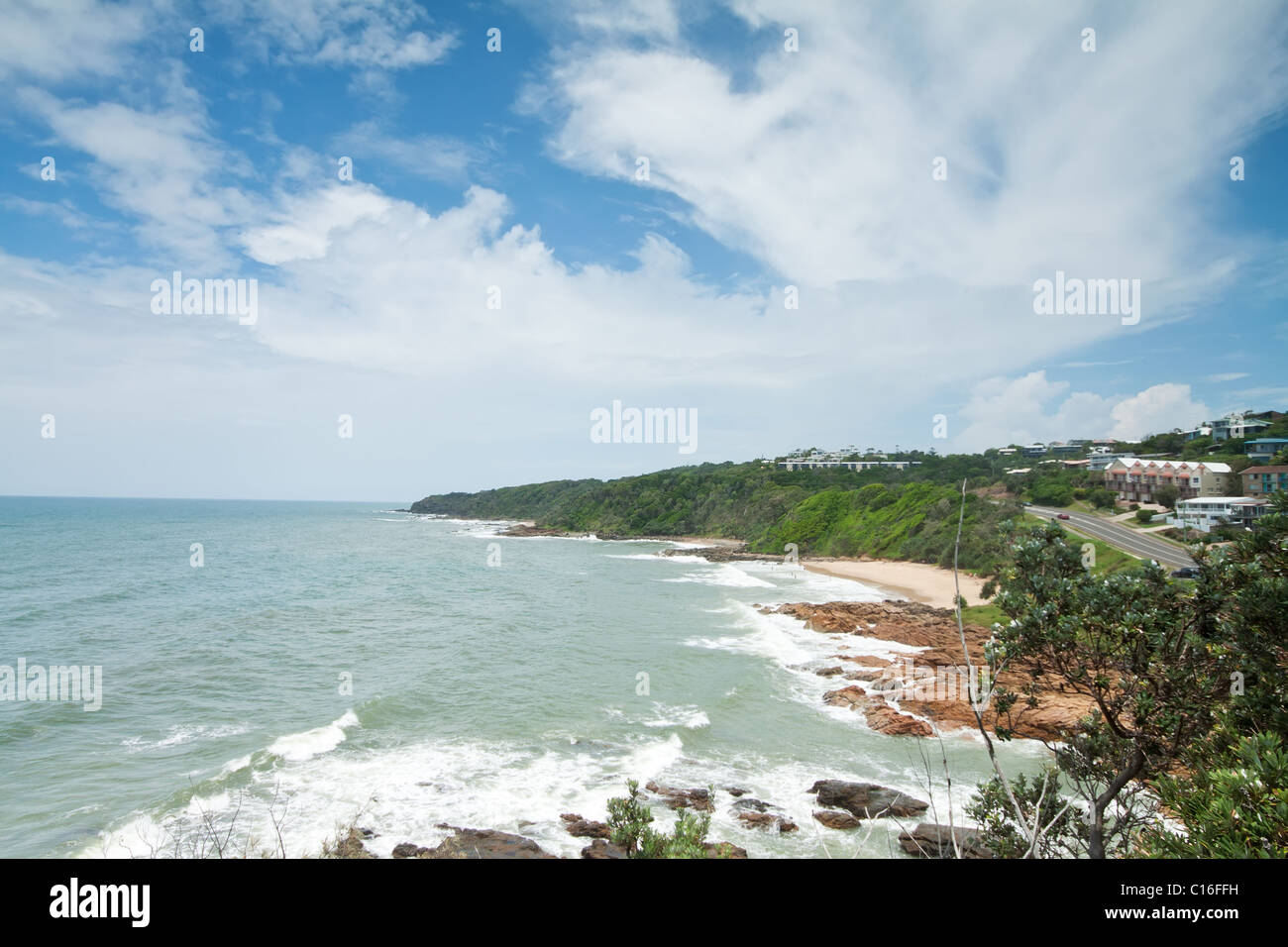 Blick über die Küste im Laufe des Tages (Wilkinson Park, Sunshine Coast, Australien) Stockfoto