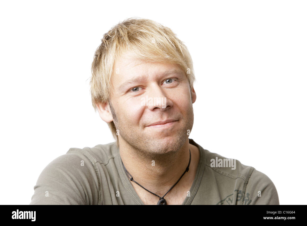 Blonde Mann mit einem t-Shirt bekleidet, Blick in die Kamera, Porträt Stockfoto