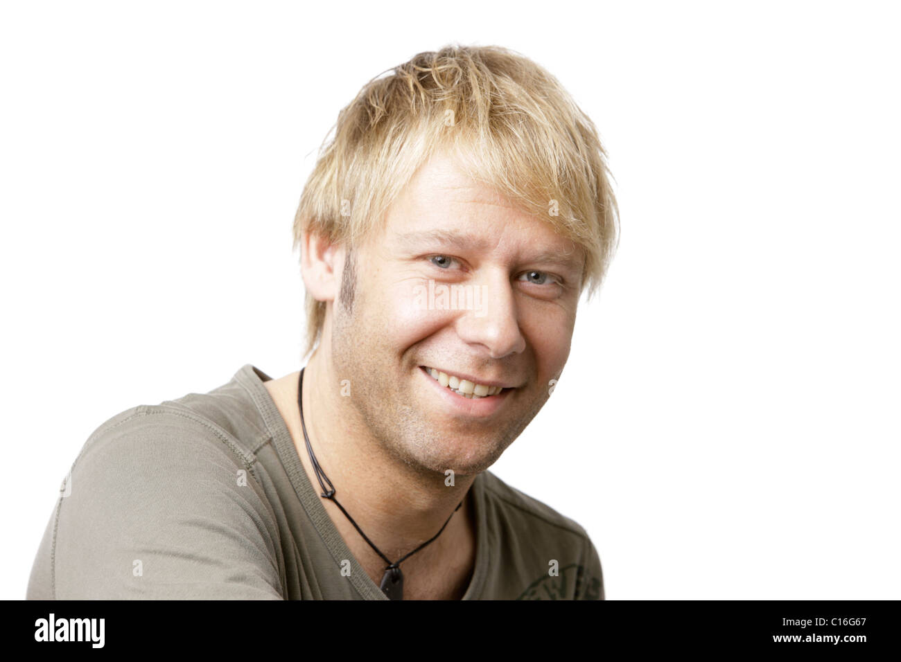 Blonde Mann mit einem t-Shirt bekleidet, Blick in die Kamera, Lächeln, Porträt Stockfoto