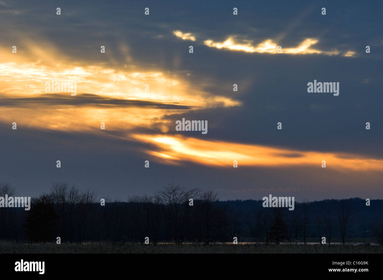 Stürmischer Himmel Sonnenuntergang in Ewing Bottoms in Jackson County, Indiana Stockfoto