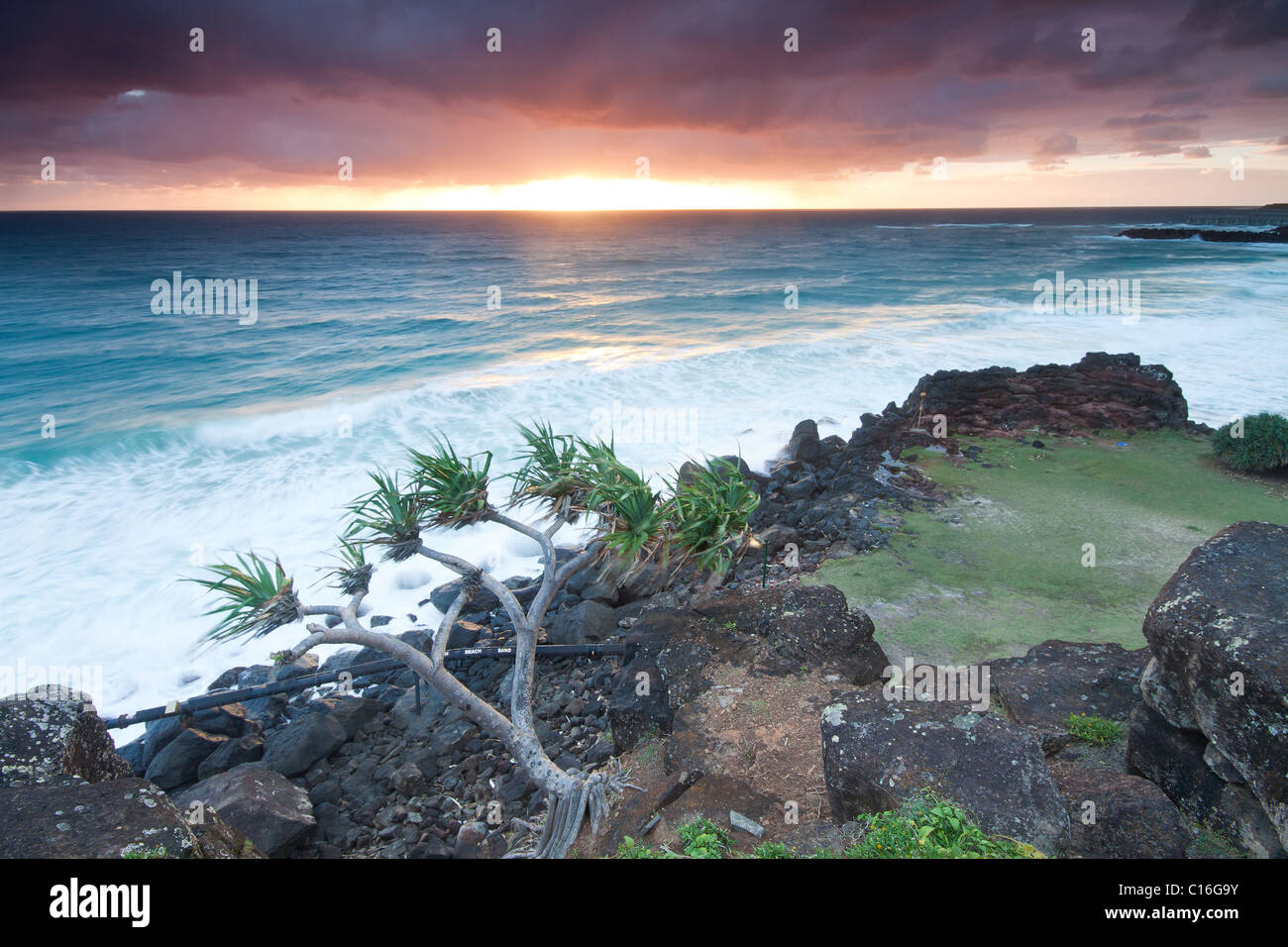 Seelandschaft von Australien bei Sonnenaufgang (Tweed Heads, Qld, Australien) Stockfoto