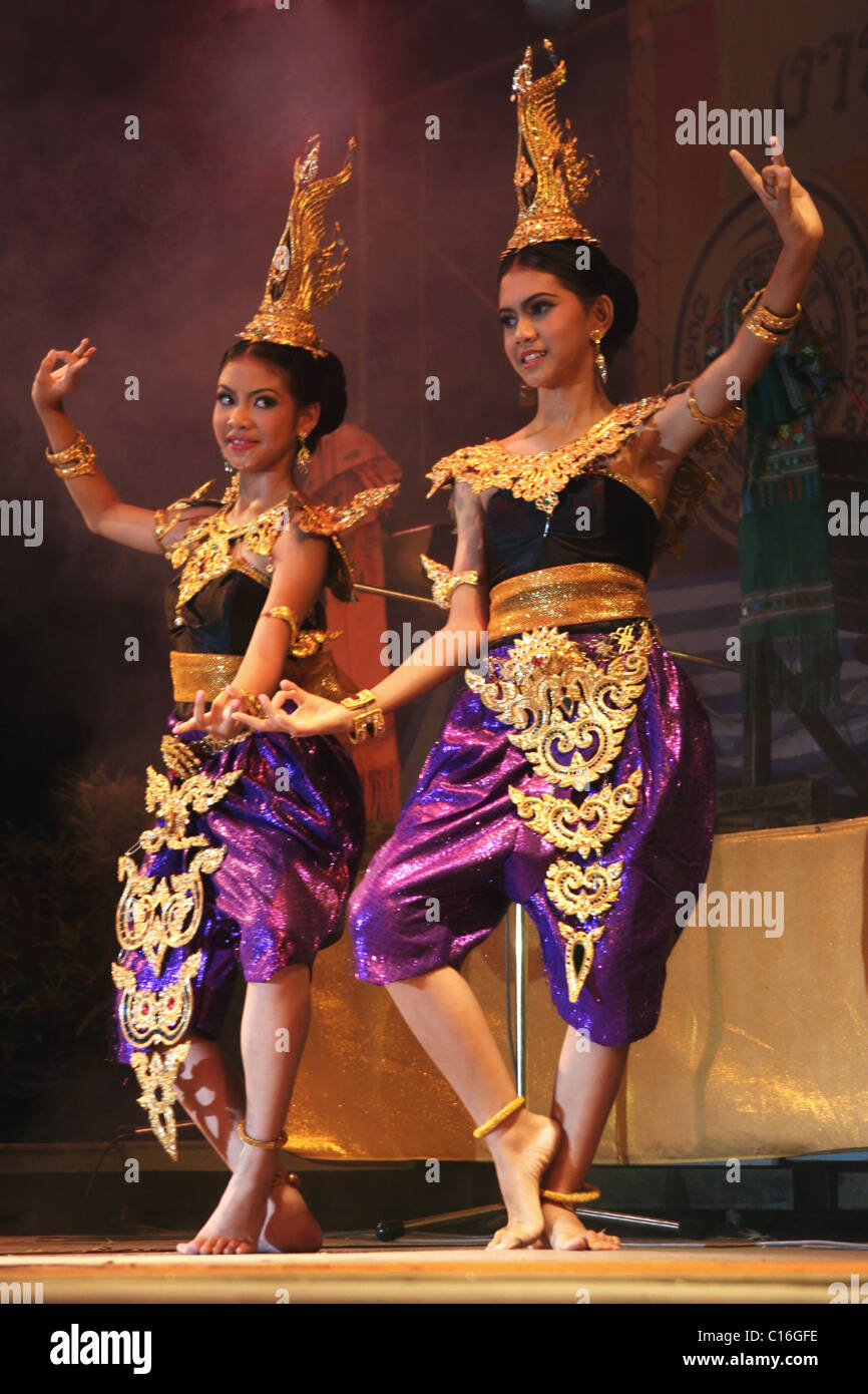 Zwei junge Frauen Tänzer tragen schöne Thai Trachten auf dem Tanzfestival Krabi in Krabi, Thailand. Stockfoto