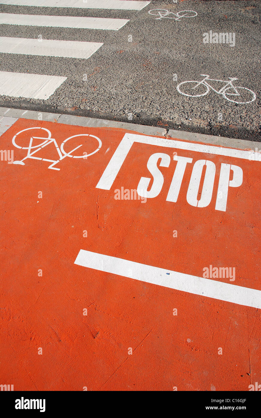 Orange Radweg mit einem STOP-Schild Stockfoto