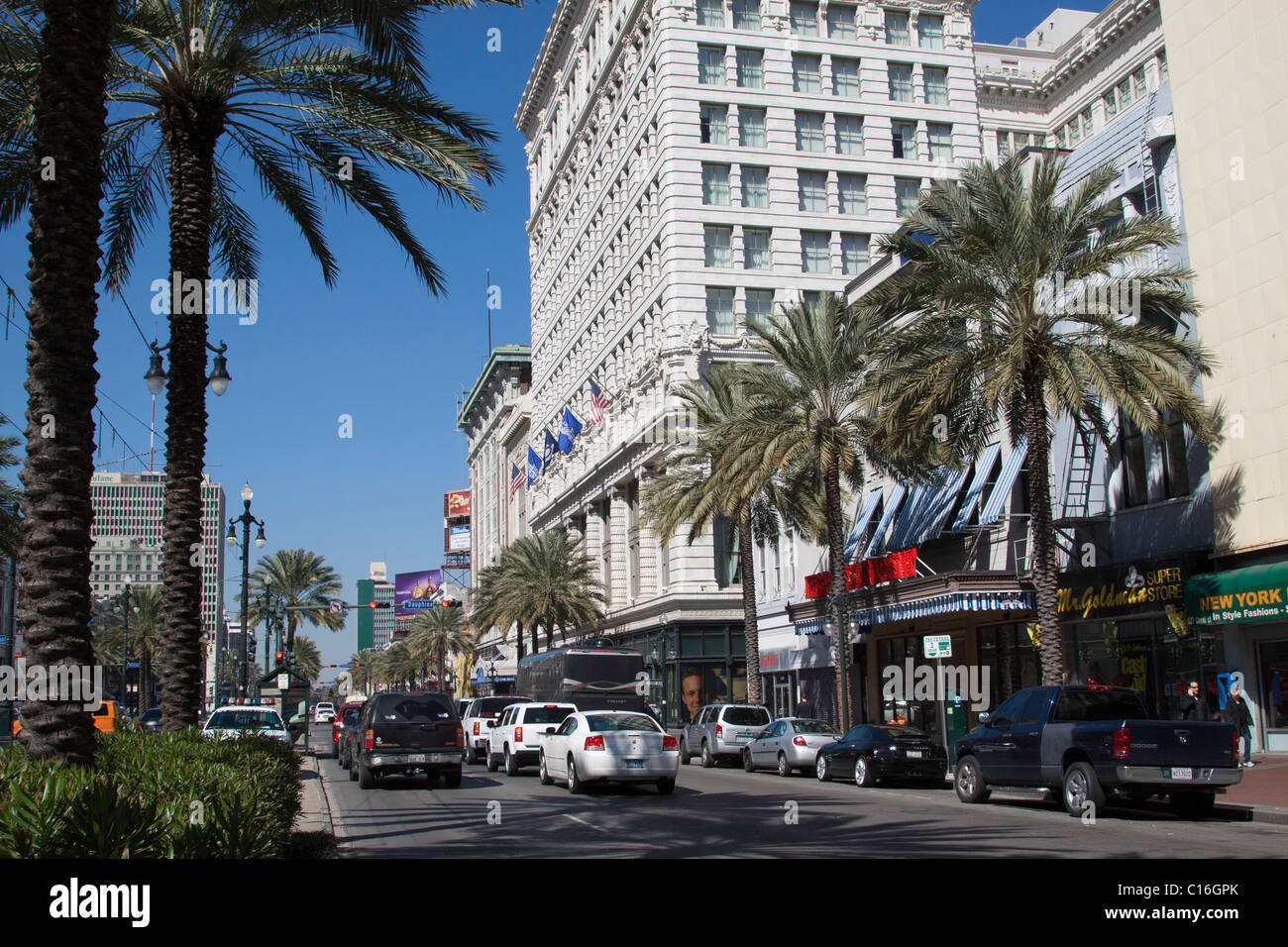 Autos auf der Canal Street vor dem Ritz-Carlton-Hotel in der Innenstadt von New Orleans, Louisiana Stockfoto