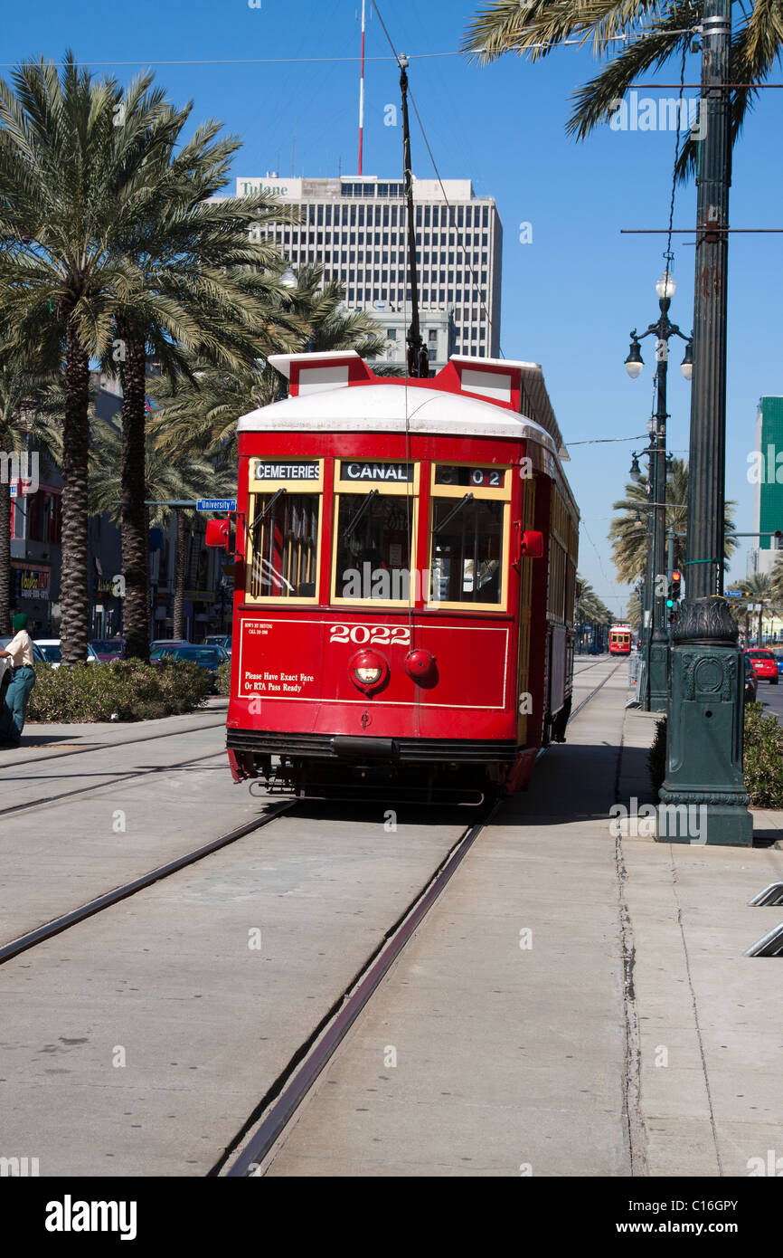 Rote Straßenbahn auf der Strecke an der Canal Street in der Innenstadt von New Orleans, Louisiana Stockfoto