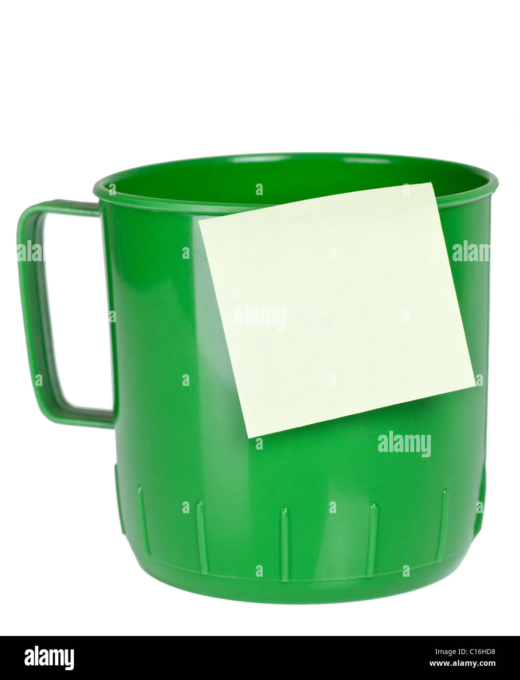 Grüne Plastikbecher mit Notiz isoliert auf weißem Hintergrund Stockfoto