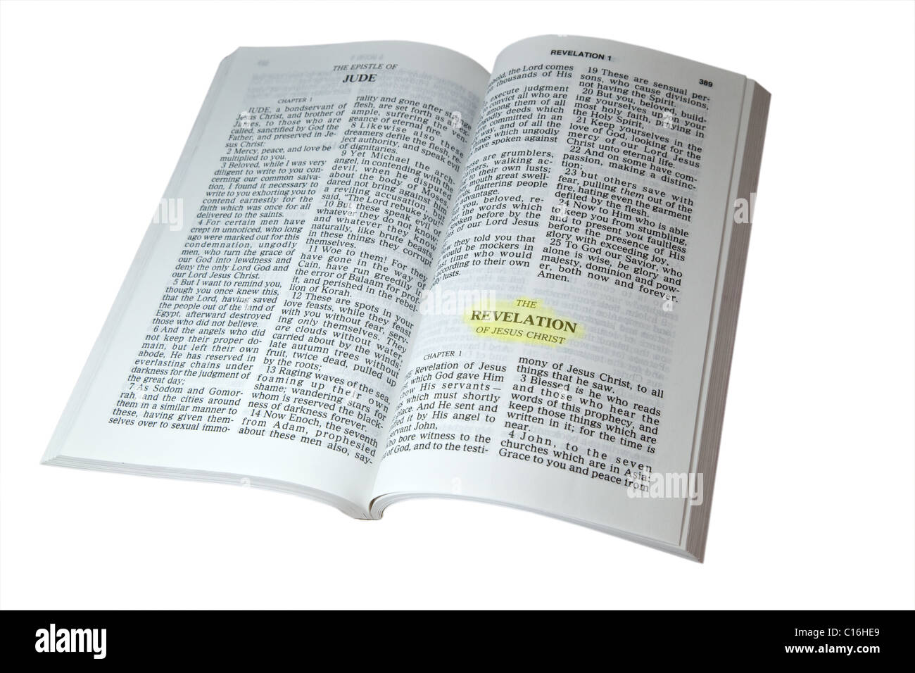Aufgeschlagene Bibel im Buch der Offenbarung, die isoliert auf weißem Hintergrund Stockfoto
