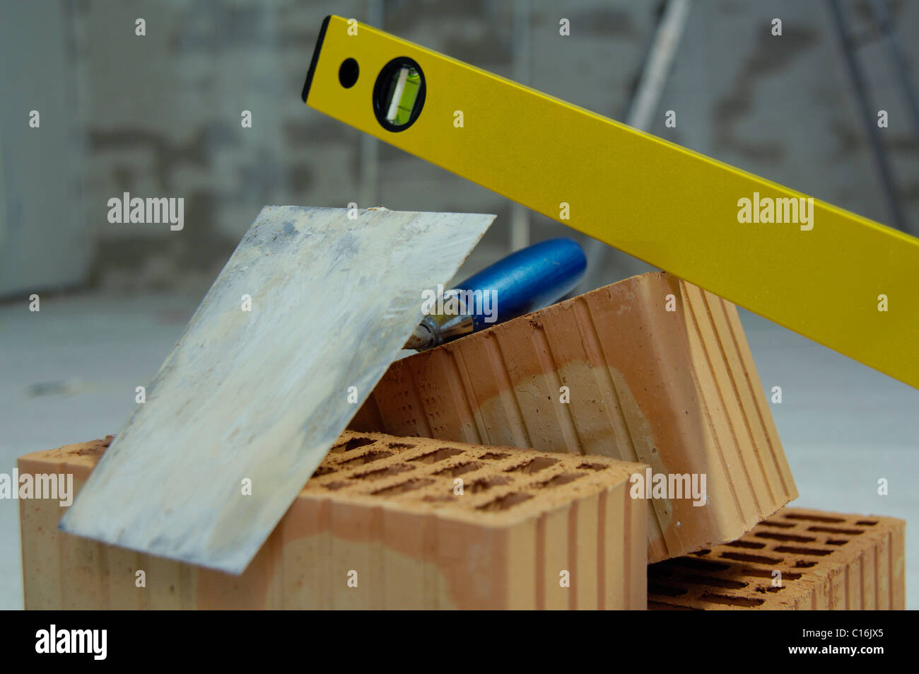 Ziegel, Backstein Kelle und Wasserstand auf dem Boden Stockfoto