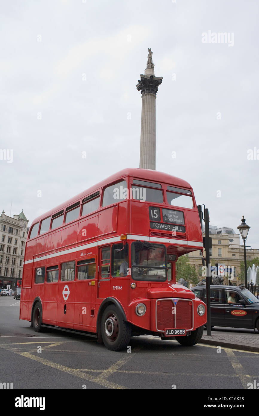Ein Routemaster Bus Nr. 15 geht durch Nelson Säule auf dem Trafalgar Square in London, England. Stockfoto