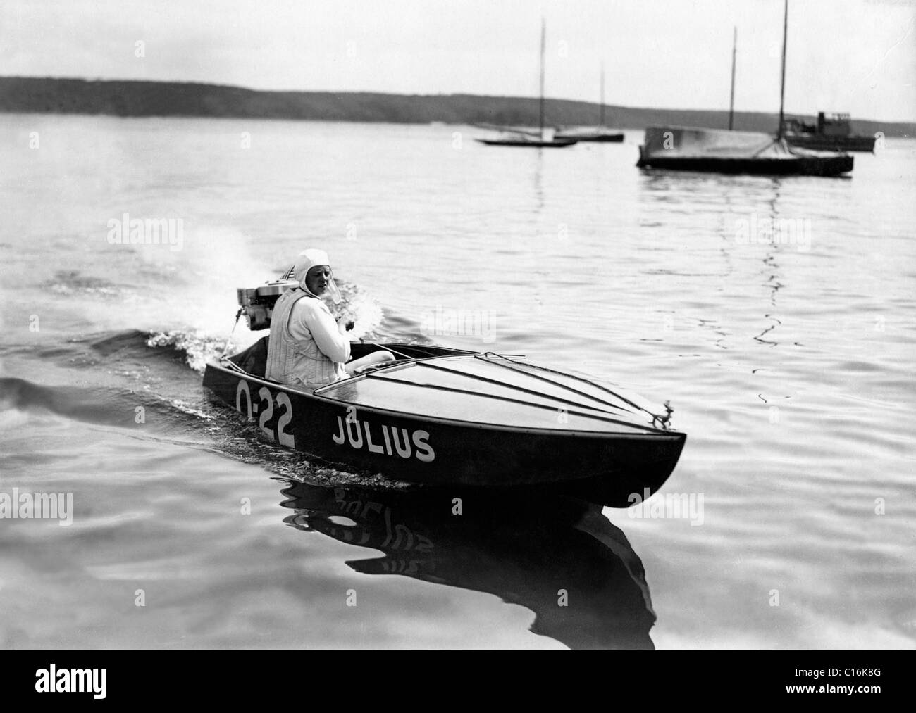 Historisches Foto, Mann in einem Motorboot Stockfoto