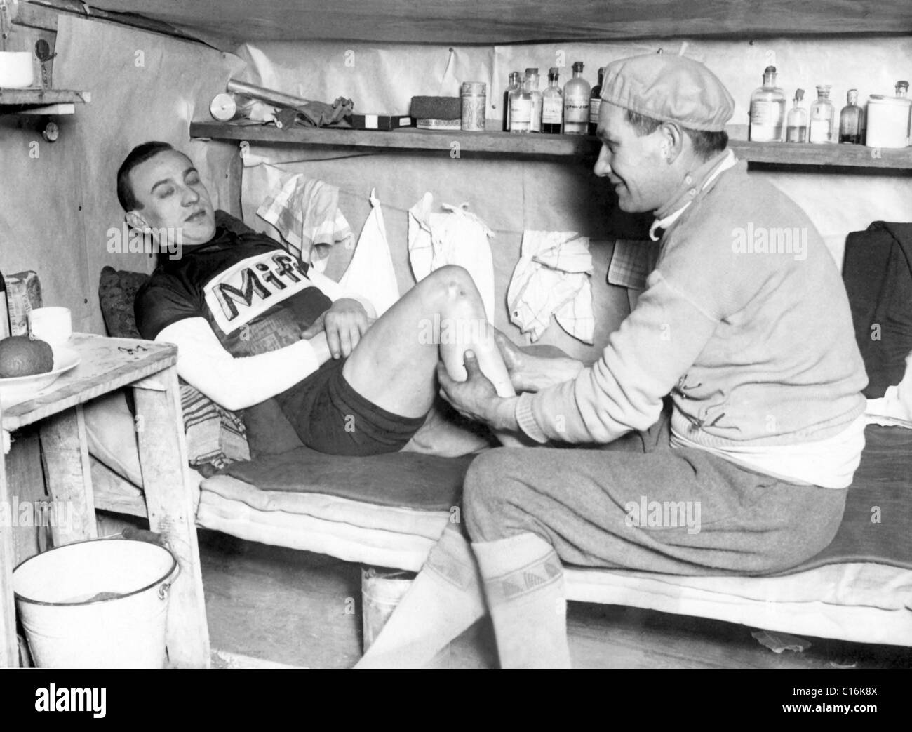 Historisches Foto, Massage nach einem Radrennen Stockfoto