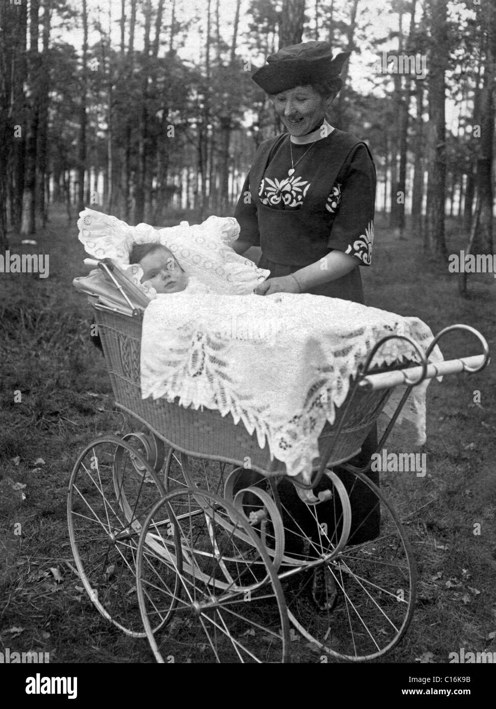 Historisches Foto, Frau mit Baby in einem Kinderwagen Stockfoto