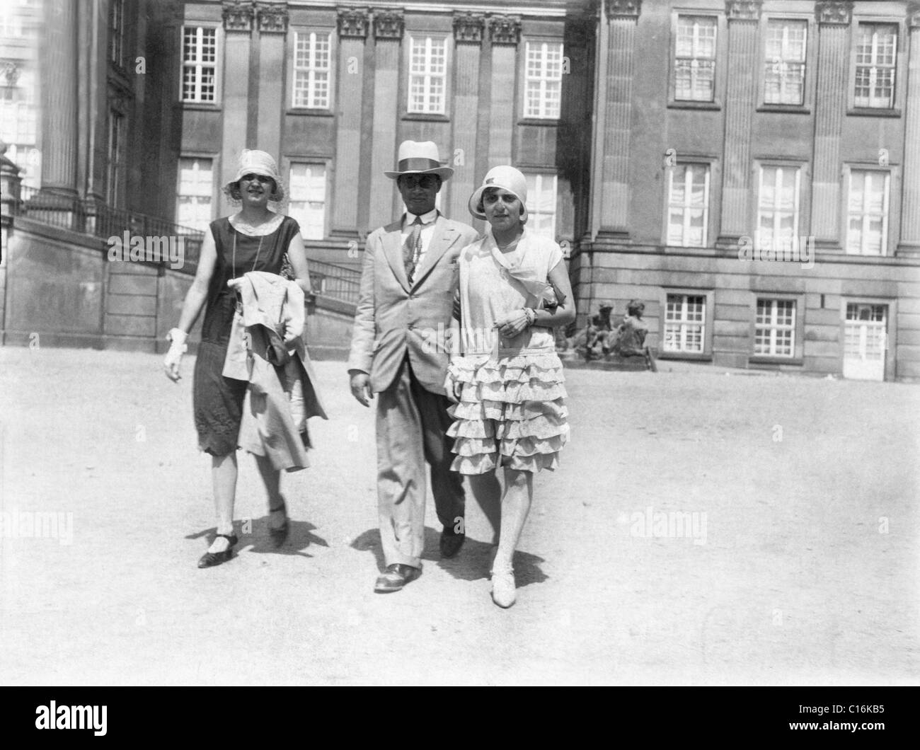 Historisches Foto, Mann und zwei Frauen, für einen Spaziergang Stockfoto