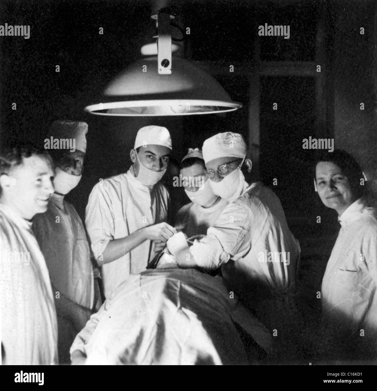 Historisches Foto, Ärzte in Betrieb Stockfoto