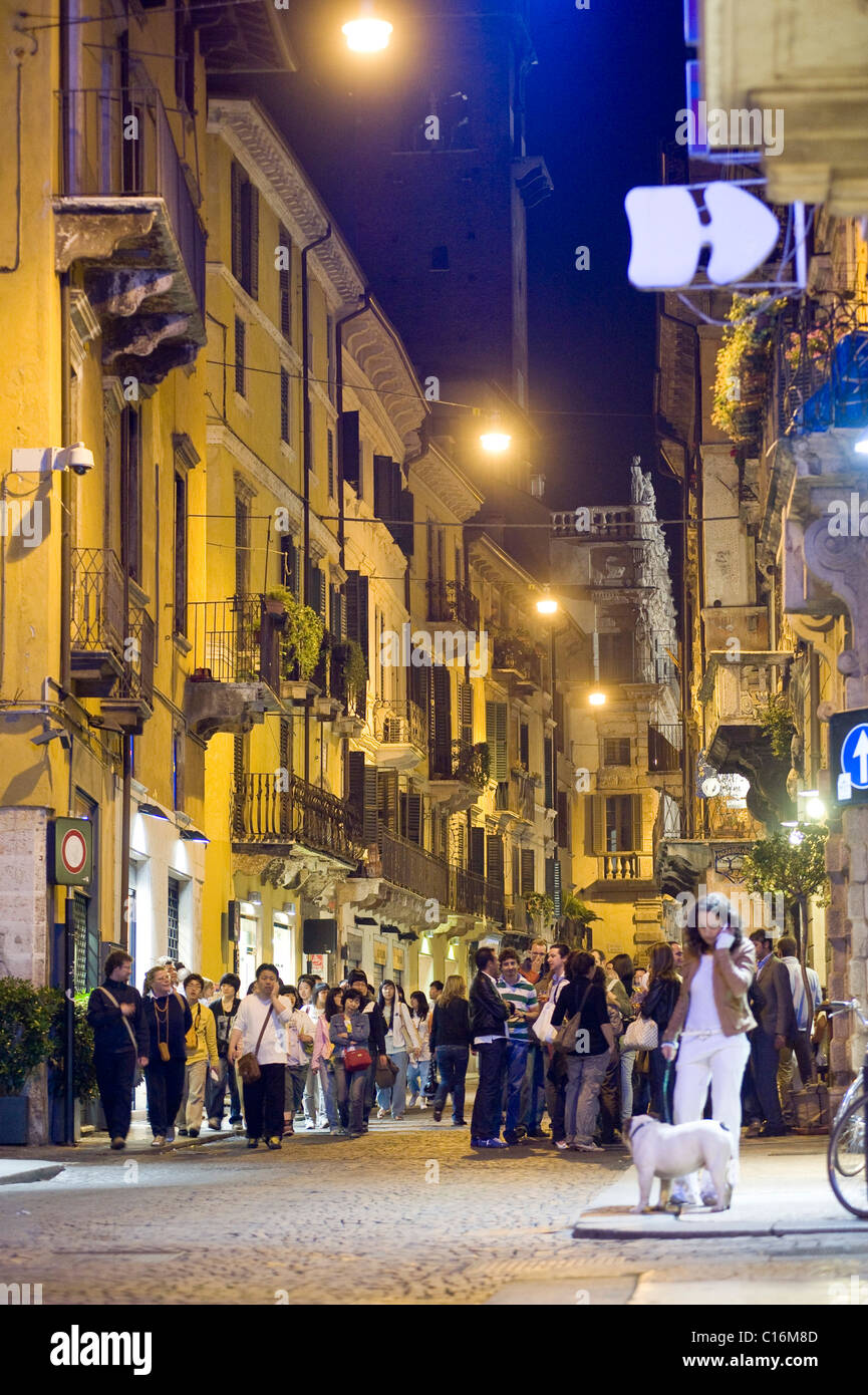 Jugend versammelt vor einem Pub in der Altstadt von Verona, Italien, Europa Stockfoto