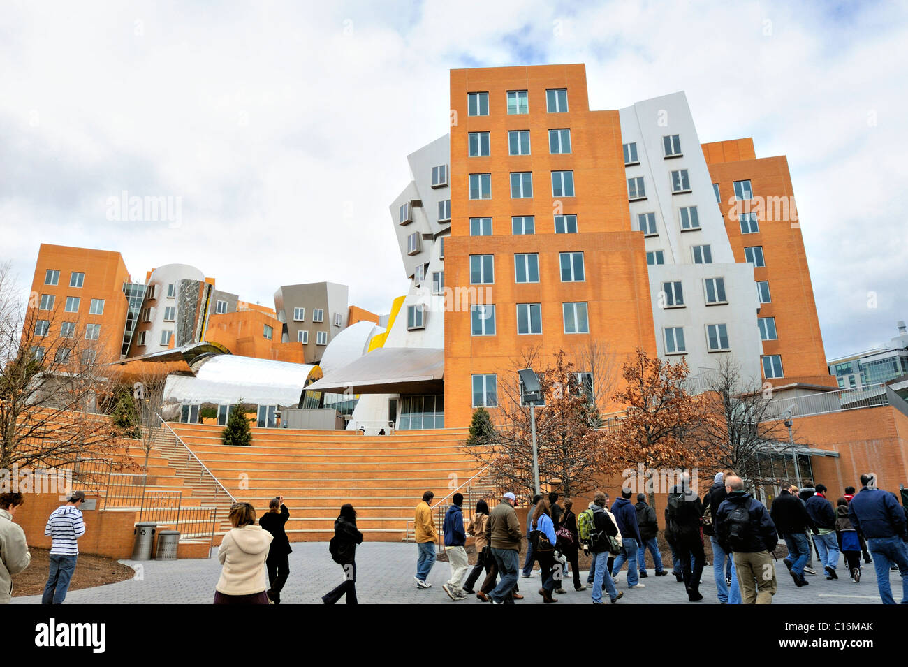 Jugendliche, die für die Uni tour Elite MIT, Massachusetts Institut für Technologie von der Ray und Maria Stata Center von dem Architekten Frank Gehry, Cambridge MA Stockfoto
