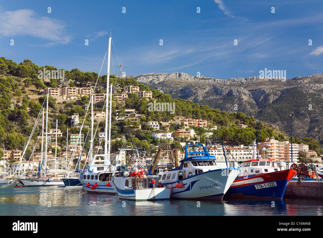 Boote im Hafen von Port de Soller, Mallorca, Balearen, Spanien, Europa Stockfoto