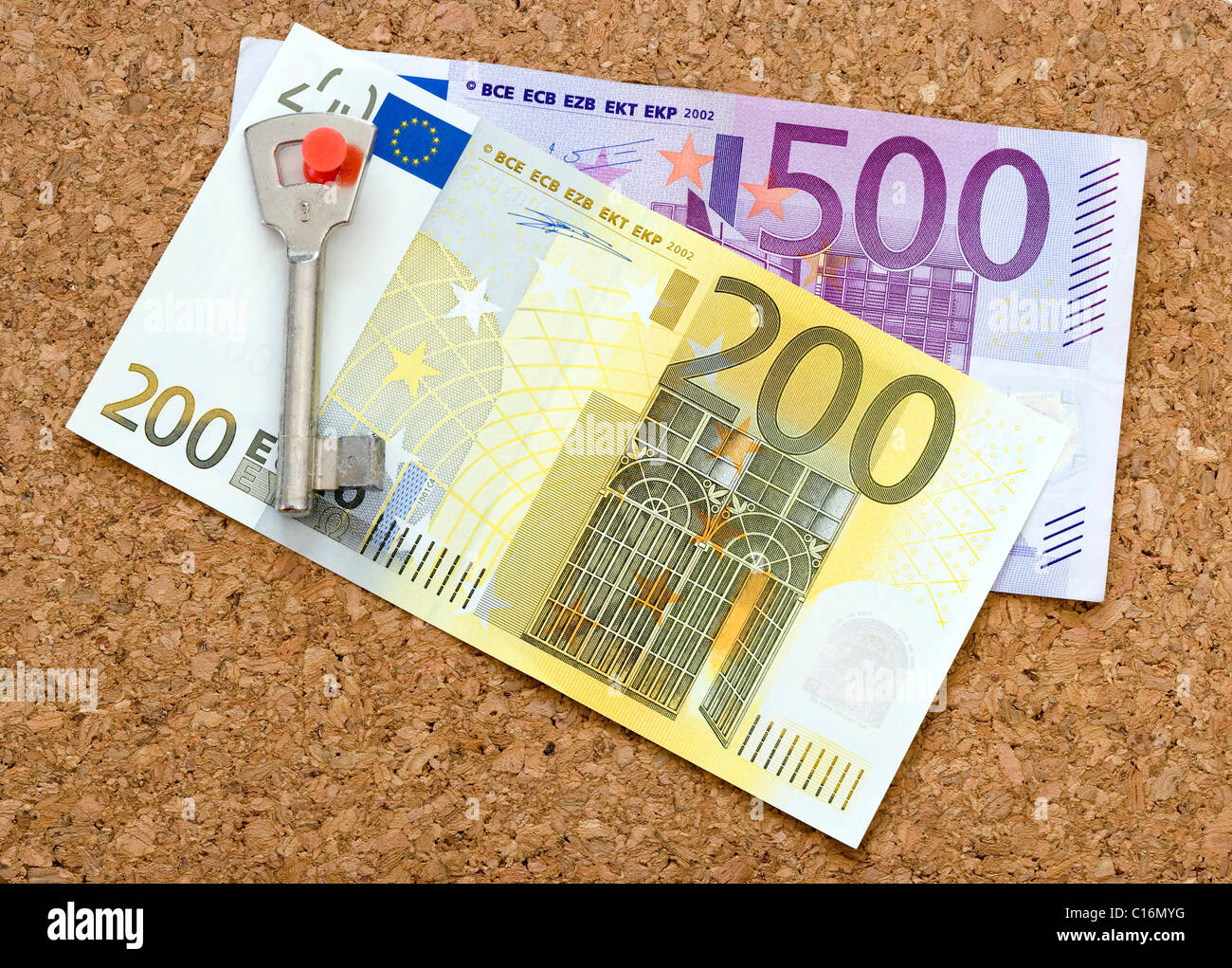 Banknoten und eine Taste auf einer Kork-Pinnwand Stockfoto