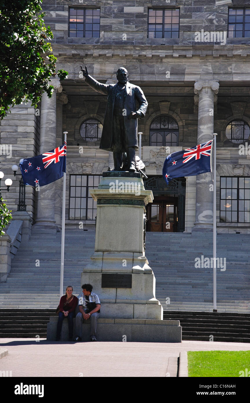 Statue von Richard John Seddon und Parlamentsgebäude. Region Lambton Quay, Wellington, Wellington, Nordinsel, Neuseeland Stockfoto