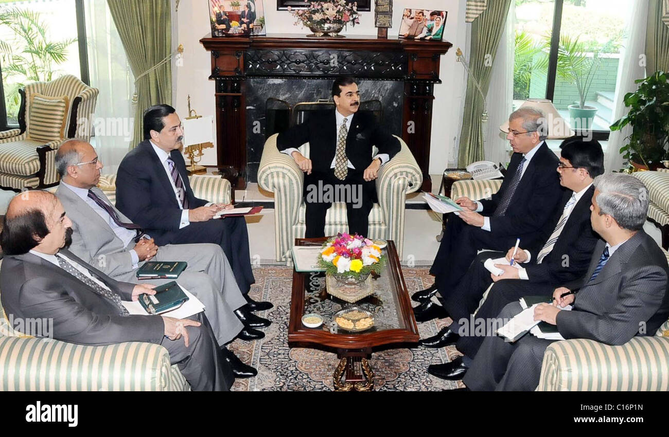 Herr Ministerpräsident, Syed Yousuf Raza Gilani Stühle eine Sondersitzung überprüfen "Gas Supply Situation" im PM House in Islamabad Stockfoto