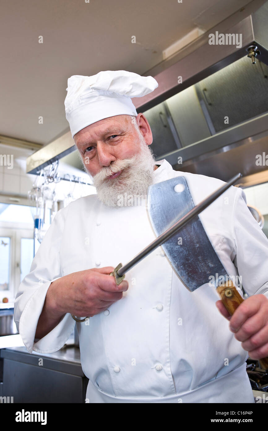 Kochen Sie, ein Koch Hut sein Messer abziehen Stockfoto