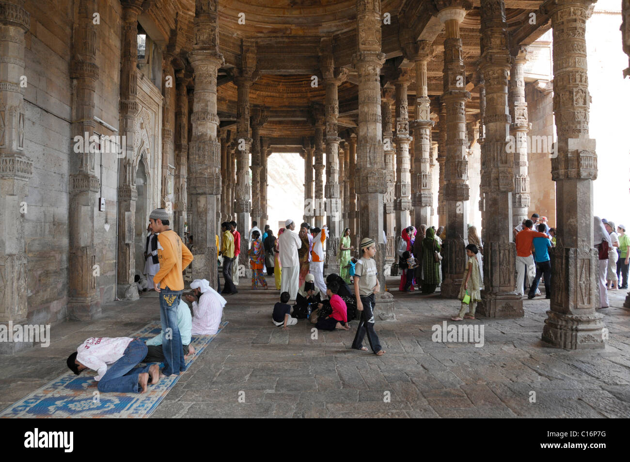 Säulenhalle des Adhai-Din-ka-Jhonpra Moschee, Ajmer, Rajasthan, Nordindien, Asien Stockfoto