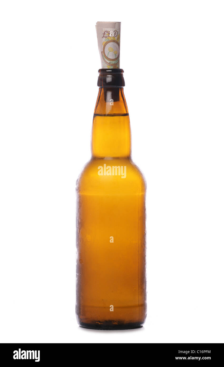 Bierflasche mit Geld Studio Ausschnitt Stockfoto