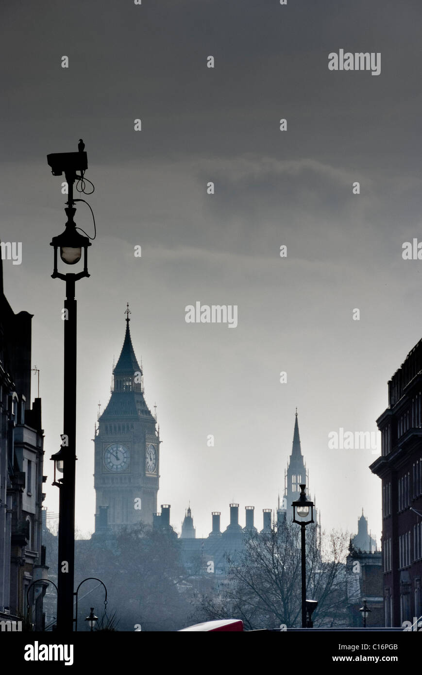 Skyline von London mit Big Ben im Hintergrund und eine Überwachungskamera im Vordergrund Stockfoto
