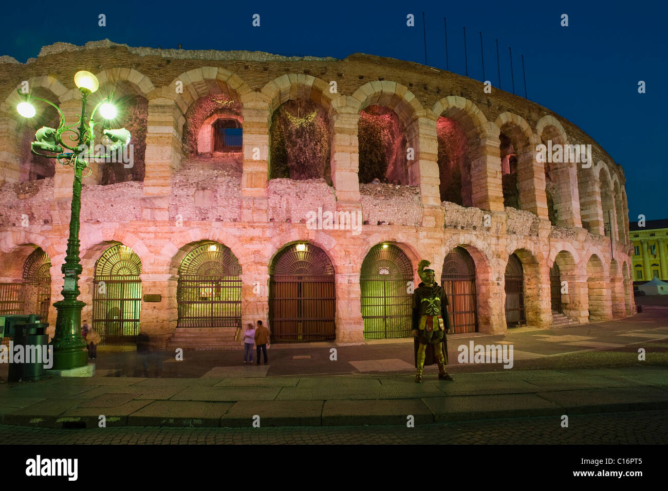 Beleuchtete Arena in der Abenddämmerung mit Legionär, römische Sentry, Verona, Lombardei, Italien, Europa Stockfoto