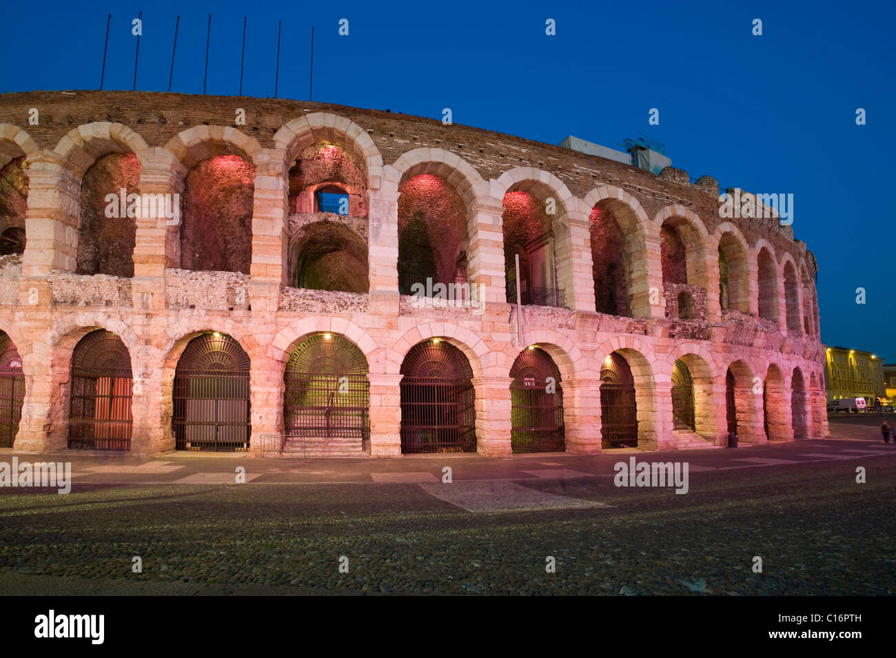 Beleuchtete Arena in der Abenddämmerung, Verona, Lombardei, Italien, Europa Stockfoto