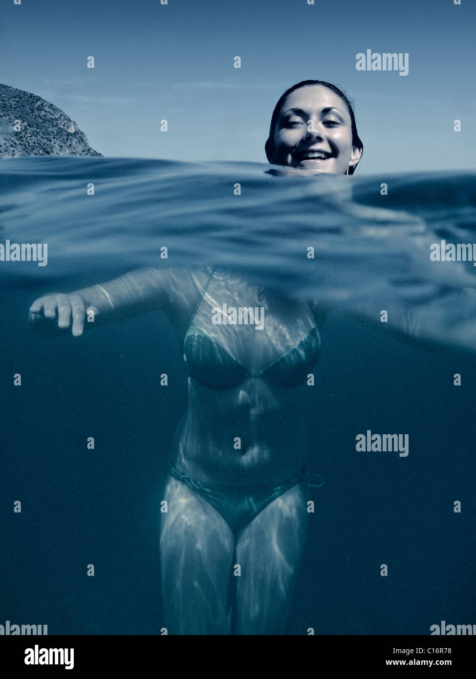 Ein Mädchen, das Schwimmen im Meer mit dem Kopf erscheinen getrennt werden Stockfoto